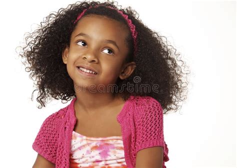 Entzückendes Lächelndes Kleines Mädchen Mit Dem Lockigen Haar Stockbild Bild Von Inneres
