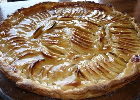 Essayez cette recette facile de tarte aux pommes sur pâte feuilletée, avec crème pâtissière et confiture. Recette - Tarte alsacienne aux pommes | 750g