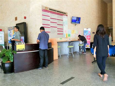 Bagi yang bekerja di kantoran dan selalu bergelut dengan berkas, dokumen, laporan atau semacamnya, printer adalah perangkat keras yang wajib untuk mencetak hasil kerja kita. haihayahai: Cara dapatkan sijil SPM yang hilang