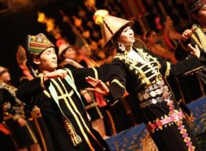 Pelbagai adat dan budaya yang dapat dipelajari daripada masyarakat berbilang kaum ini. tarian sumazau | Free Malaysia Today