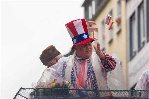 Sie haben alle informationen, kontaktdaten und öffnungszeiten zu kölner karneval 2020 problemlos auf ortsdienst.de gefunden? Persiflagewagen beim Kölner Karneval 2020: ein Mann im ...