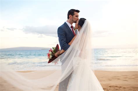 Das passende hochzeitskleid für den schönsten tag im leben ist schwer zu finden. Beach wedding on Maui, Hawaii - gorgeous long wedding veil ...