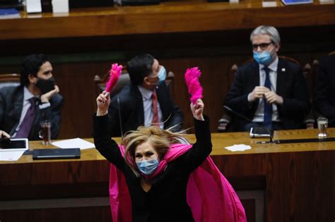 Pamela jiles no tardó en twittear llena de felicidad la derrota de la derecha: El fantasma de la Abuela se les apareció en La Moneda - El ...