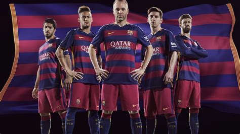 Futbol club barcelona, commonly referred to as barcelona and colloquially known as barça (ˈbaɾsə), is a spanish professional football club based in barcelona, that competes in la liga. FC Barcelona neemt afscheid van paars-blauwe strepen | RTL ...