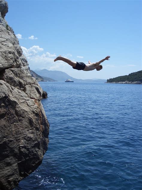 "Fiscal cliff" talks frozen, Obama lobbies big business