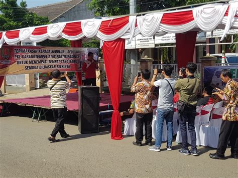 Permohonan dan kemaskini brim akan dibuka pada 5 disember. Pelepasan Boyongan PKL Karang Tempel ke Pasar Barito Baru ...
