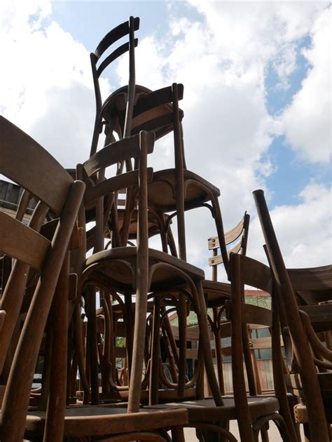 Die reparatur (austausch) des rohrgeflechtes an thonetstühlen ist bei weitem nicht so kompliziert wie. 32x Thonet defekt Stühle Kaiser-Cafe Wien POSITION ...