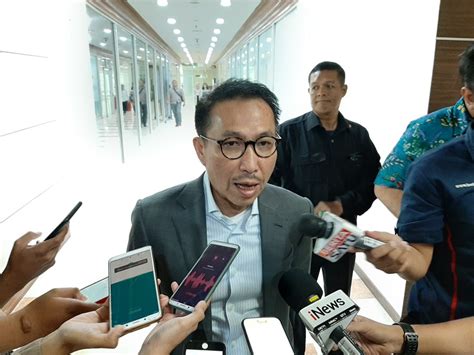 Pemberitaan soal ronny sempat ramai terkait dengan soal keberadaan tersangka suap harun masiku. Kasus Harun Masiku, Komisi III Minta Vendor Lalai Disanksi ...