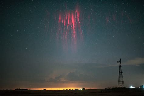 Photographer Spends Career Hunting Down Elusive Red Sprites