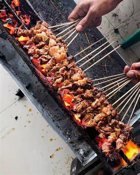 Selain itu daging pada sate padang juga lebih kaya bumbu karena dimasak terlebih dahulu dengan berbagai bumbu hingga meresap ke bagian terdalam dagingnya. Resep Sate Kambing Bumbu Kecap Empuk dan tidak Bau ...