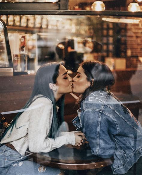 Pin de Karcast en Caché Calle y poche Chicas enamoradas Lesbianas besándose