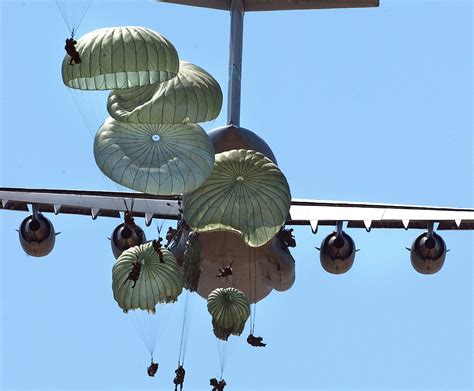 图片素材 翅膀 飞机 军队 车辆 航空 飞行 降落伞 机载 制服 士兵 跳伞 战士 地球大气 军用伞兵