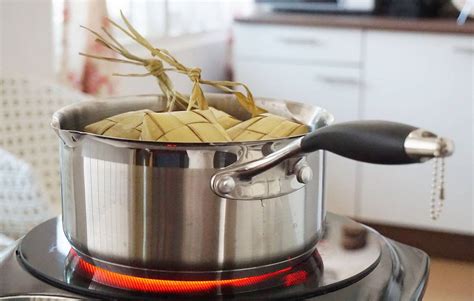 Bila nak rebus panaskan air sehingga mendidih masukkan sedikit garam dan masukkan ketupat yang dibalut tadi. Cara Membuat Ketupat Enak dan Tahan Lama untuk Berbagai ...