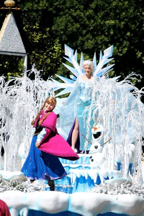 Anna And Elsa In Disneylands Frozen Pre Parade Disney Trips Disney