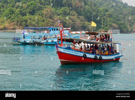 Excursion Boat Near Koh Rung Koh Rang Island Koh Chang Archipelago National Park Mu Ko Chang