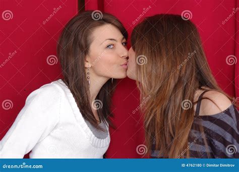 Twee Meisjes Kussen Stock Foto Image Of Rood Lippen