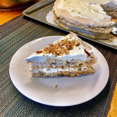 Desserts using lots of eggs / the secret lies in the raisins or dried apricots, which can be added to the curd before baking in the oven. I still have a lot more extra egg whites so I made... pecan meringue topped with homemade whip ...