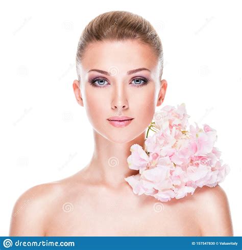 Retrato De Uma Jovem Linda Mulher Com Uma Pele Limpa E Saudável Do Rosto Foto De Stock Imagem