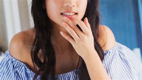 Dermatologists weigh in on how to stop touching your face, and why you're probably doing it in the first place. How To Stop Touching Your Face To Avoid Getting COVID-19