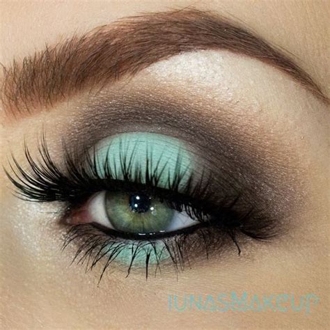 Mac Aqua In The Center Of The Eyelid And Ground Brown In The Crease