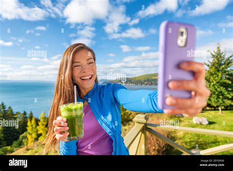 Selfie Teléfono Chica Asiática Social Media Influencer Promover Los Beneficios De La Salud De La