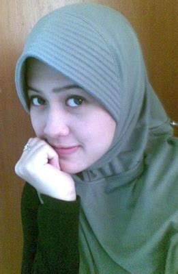 6 tutorial hijab segi empat simple untuk anak smp sma kuliah. Inilah Wanita Tercantik di Indonesia Versi Koran Online | Koran OnLine