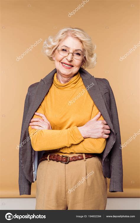 Glücklich Stylische Seniorin Brille Posiert Mit Jacke Auf Den Schultern ...