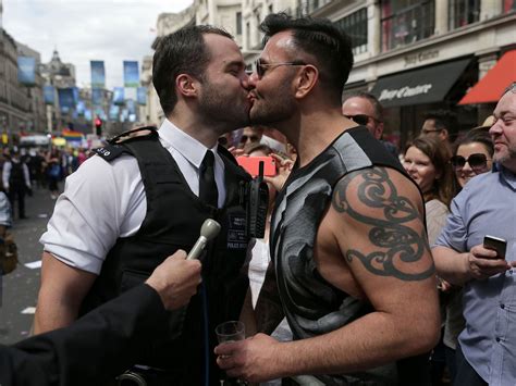 met police officer proposes to his partner at london lgbt pride 2016 the independent