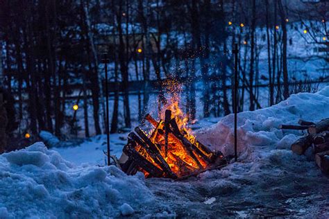 Lagerfeuer Winter Bilder Und Stockfotos Istock