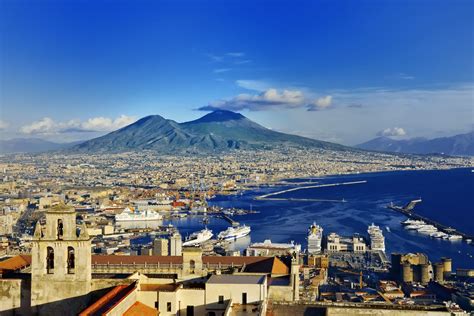 Vista De Nápoles De Do Seu Famoso Golfo Atrás O Vulcão Vesúvio