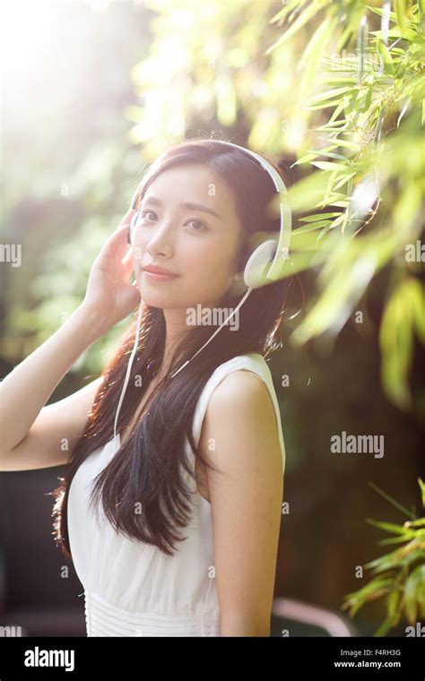Young Women Listen To Music Stock Photo Alamy