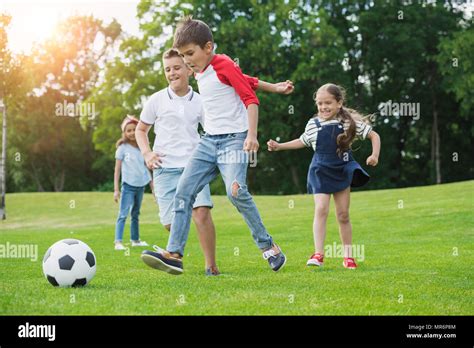 Lindo Multiétnicos Felices Los Niños Jugando Al Fútbol Con Balón En