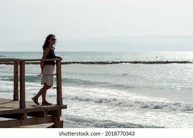 Nackte schöne Frau am FKK Strand auf Stockfoto Shutterstock