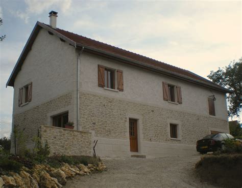 La couche de finition : Decopierre extérieur, encadrements, chaînages et enduit à ...