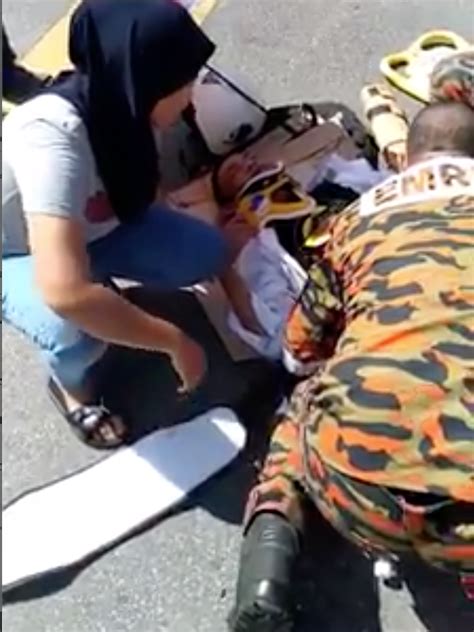 Paremman näkymän sijaintiin ghee hua co., kiinnitä huomiota läheisiin kaduihin: Rude Injured Kuching Man Scolds Paramedics "Stupid" for ...