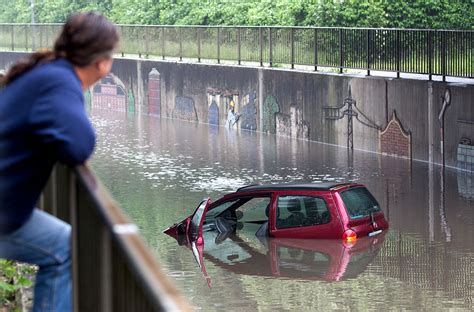 Überflutete straßen und keller, verzweifelte menschen: Unwetter in Deutschland: Was tun mit dem Auto?