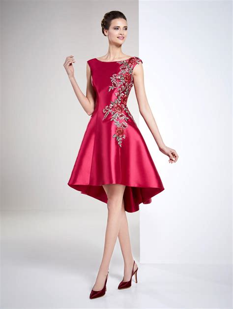 Seta, velluto, chiffon inoltre, saranno alla moda per questa estate 2019, gli intramontabili vestiti da cerimonia corti davanti e lunghi dietro e i vestiti lunghi animalier, come ad esempio quelli proposti da guess. Abiti Cerimonia Nicole: Collezione 2018 - Gabriella Sposa ...