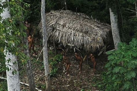 La Asombrosa Visita De Una Tribu Aislada Del Amazonas A Otra Aldea