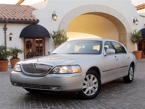 Compare 2011 lincoln town car different trims: LINCOLN Town Car specs & photos - 2007, 2008, 2009, 2010 ...