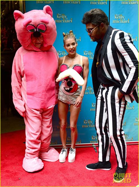 Kelly Ripa Miley Cyrus Vmas Halloween Costume With Michael Strahan As