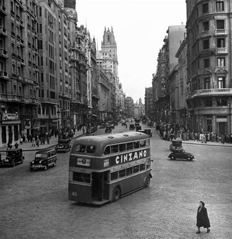 Piso en urbanización de 70 m² distribuido 2 dormitorios, 2 baños, cocina con tendedero y dispone de amplia plaza de garaje y trastero. Autobús de dos pisos en la Gran Vía. Madrid, 1949 en 2019 ...