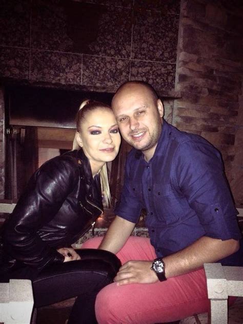 Andreea antonescu și traian spak au avut o căsnicie fericită, însă din cauza distanței cei doi au hotărât să își continue viața pe drumuri separate. Andreea Antonescu răsuflă liniştită şi anul acesta: "Nu am ...