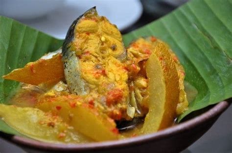 Masukkan bumbu halus, daun jeruk, daun salam, jahe dan serai. Menu Berbuka #21 Ramadhan, Ikan Patin Masak Tempoyak ...