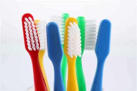 Entonces, volviendo a la pregunta original, ¿qué es mejor para la higiene oral, un cepillo eléctrico o uno manual? Cepillo de dientes - Clínicas Galindo