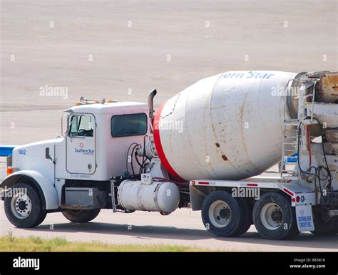 Moving Cement Mixer Truck Hi Res Stock Photography And Images Alamy