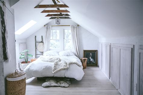 And there's a bathroom to be enjoyed as this beautiful room from shelterness is giving us definite cottage vibes with a bout of bohemian as well. 8 Cozy Bedroom Attic Lofts | COCOCOZY