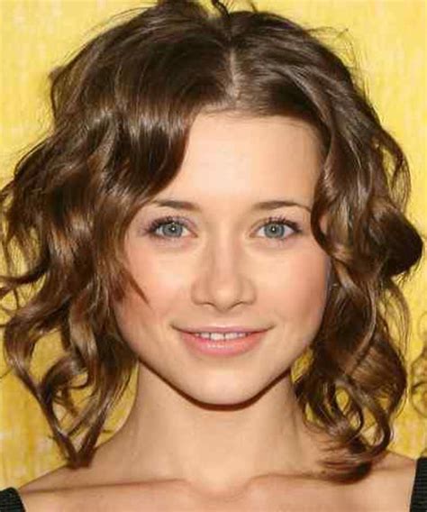 The centre departing gives it a accurate finish. 9 Wonderful Curly styles for medium length hair : Woman ...