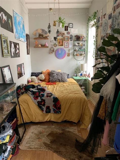 Small bedroom decor ideas + inspo. find me @hunniebum ! ♥︎ in 2020 | Indie room, Aesthetic ...