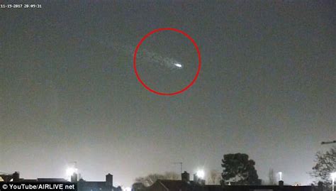 Mystery Object Flashes Across The Sky Over Heathrow Daily Mail Online