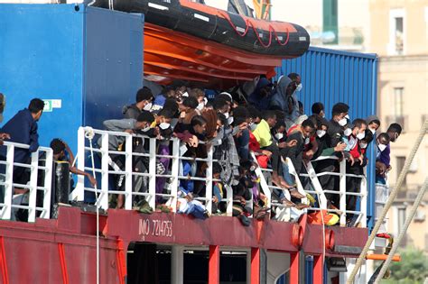 Open Arms, soccorsi 30 migranti in acque internazionali - LaPresse